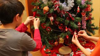 Personas que adelantan decoraciones navideñas serían las más alegres