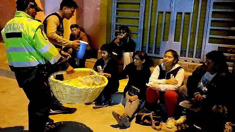 Policía realiza noble gesto al dar desayuno a pacientes que madrugan en hospital