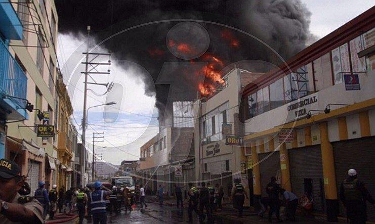 Arequipa: se registra incendio de gran magnitud en centros comerciales (VIDEO)