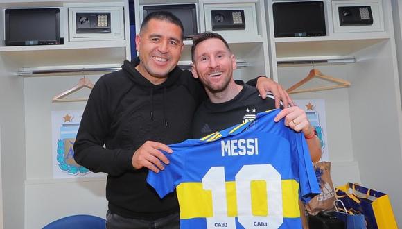 Lionel Messi posó junto a Juan Román Riquelme con la camiseta de Boca Juniors. (Foto: IG @todosobreroman10)