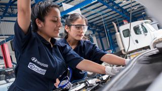 Se gradúa la primera promoción de Mecánica Automotriz con más de 20 jóvenes mujeres