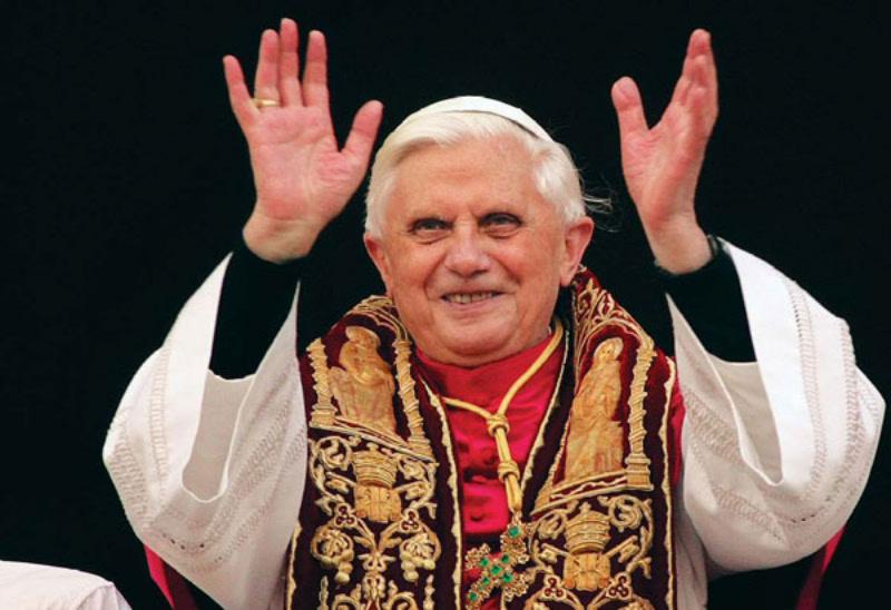 Papa Benedicto XVI condena al aborto pero calla sobre curas mañosos