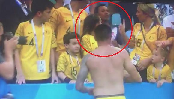 Hincha peruano trató de arrebatarle a niño la camiseta de Tim Cahill (VIDEO)