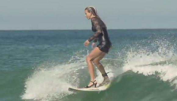 Youtube: Conoce a la surfista que desafía las olas en minivestido y con tacones altos