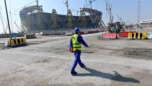 Una fotografía tomada el 20 de diciembre de 2019 muestra a un trabajador de la construcción en el estadio Lusail de Qatar, a unos 20 kilómetros al norte de la capital, Doha. (Foto de GIUSEPPE CACACE / AFP)