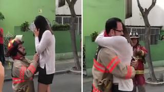 Romántico bombero sorprende a su novia y le pide matrimonio en Miraflores (VIDEO)