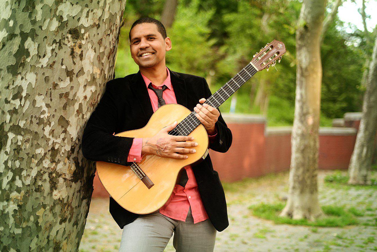 Yuri Juárez lanza nueva versión instrumental del Himno Nacional 