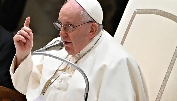El Papa Francisco habla durante la audiencia general semanal en el salón Pablo VI en el Vaticano el 22 de febrero de 2023. (Foto de Andreas SOLARO / AFP)