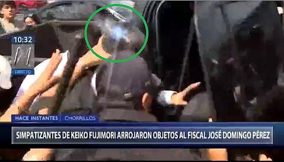Fiscal Domingo Pérez recibe botellazo al salir del Penal Santa Mónica (VIDEO)