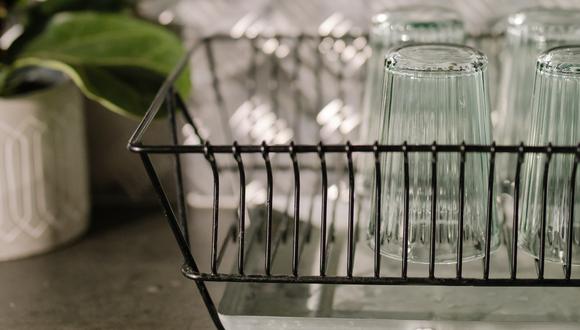 Trucos caseros para limpiar el escurridor de platos y dejarlo sin sarro o manchas. (Foto: Pexels)