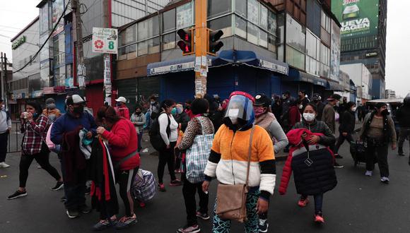 Vendedores ambulantes son desalojados de la av. Grau.
Fotos:Ángela Ponce
