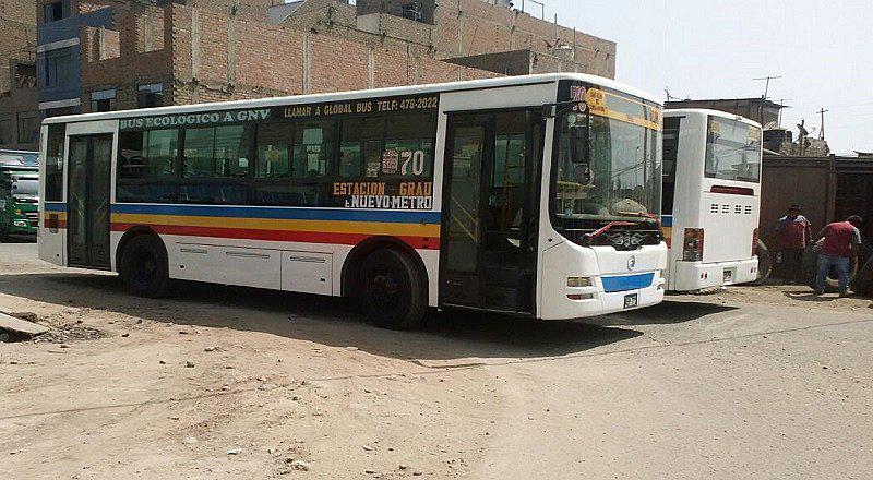 Santa Anita: Arreglan vehículos en avenida