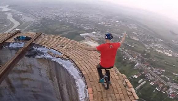 YouTube: Malabaristas hacen aterradoras acrobacias a 250 metros de altura [VIDEO]