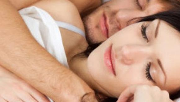Mujer corta el pene de su esposo al encontrarlo en la cama con otro hombre