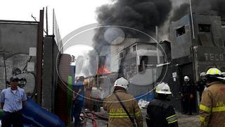 Cercado de Lima: incendio consume fábrica de plásticos en la avenida Colonial (VIDEO)