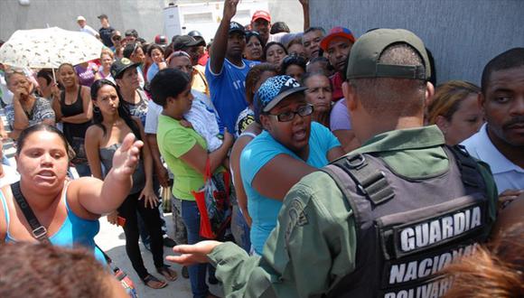 Nuevo oficio en Venezuela chavista: revender lo comprado tras hacer cola
