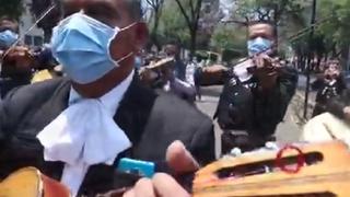 Mariachis llevan serenata a médicos que luchan con el coronavirus | VIDEOS