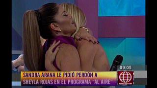 Sandra Arana se disculpa con Sheyla Rojas con este abracito  