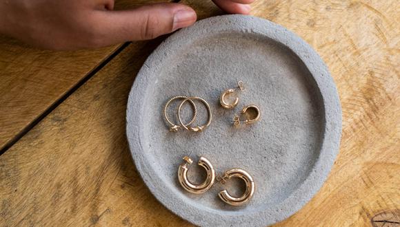 Si quieres utilizar tus joyas de oro y no sabes cómo limpiarlas, estos trucos te ayudarán. (Foto: Pexels)