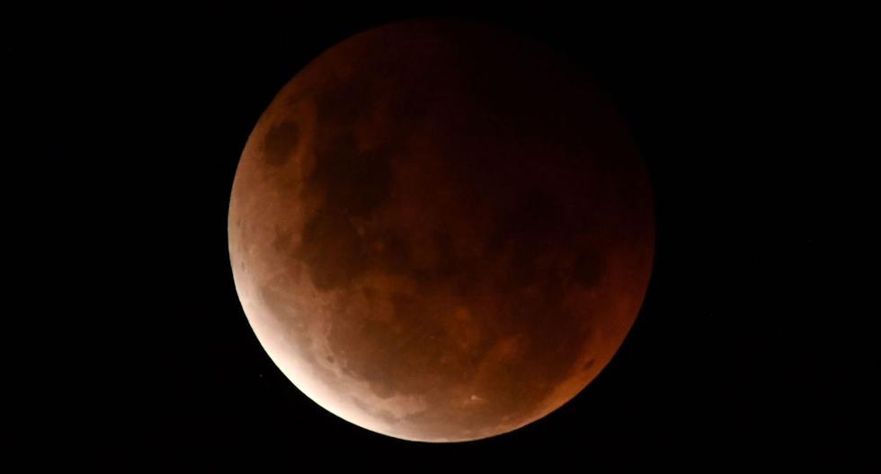 Se puede ver una rara superluna de sangre en el cielo sobre Australia, el 26 de mayo de 2021. (EFE/EPA/DEAN LEWINS).