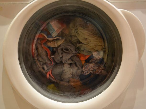 Si bien la lavadora nos ha facilitado la vida, aún se cometen algunos errores a la hora del cuidado de las prendas. (Foto: Pixabay)