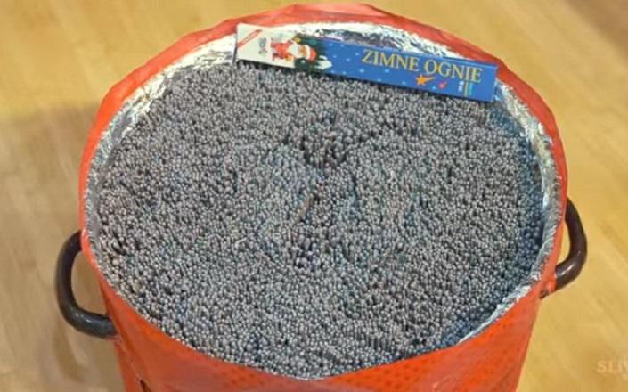 ​YouTube: Esto es lo que pasa si enciendes 10 mil chispitas mariposa a la vez