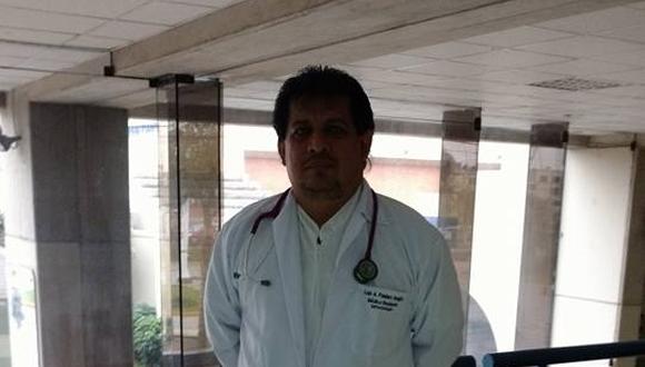 El doctor Luis Panduro se habría contagiado en el Hospital Iquitos, en Loreto, donde laboraba y atendía a pacientes con el mal. (Foto: Facebook)