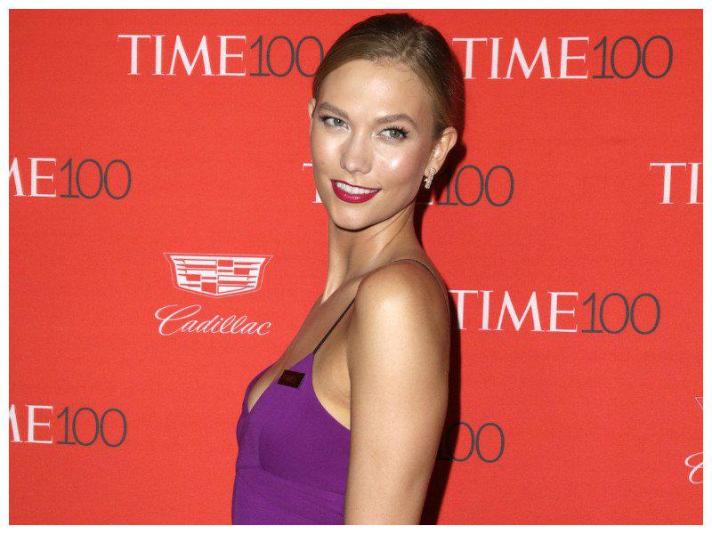 ¡DI VI NA! Karlie Kloss viste de Victoria Beckham y deja perplejos a muchos [FOTOS]