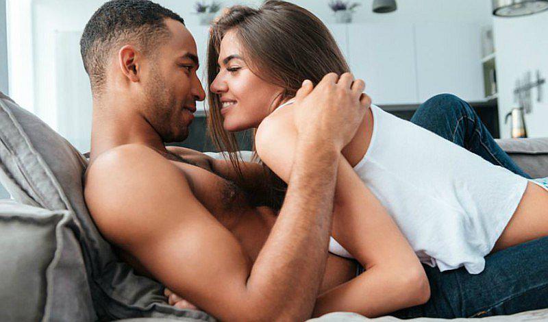 4 riesgos de estar con una 'chica chicle' y que no sabías