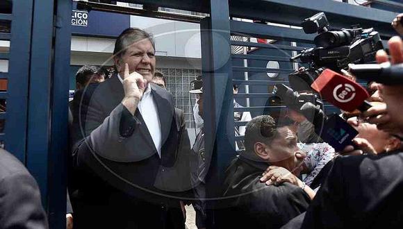 Así fue la salida de Alan García tras declarar por supuesto chuponeo en la Fiscalía (FOTOS)