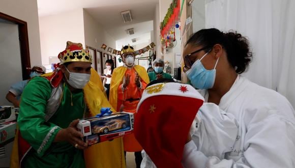 Médicos se disfrazan de Reyes Magos y llevan regalos a niños enfermos | VIDEO