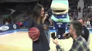 YouTube: le pide que sea su esposa durante partido de basquet y ella respondió...(VIDEO)