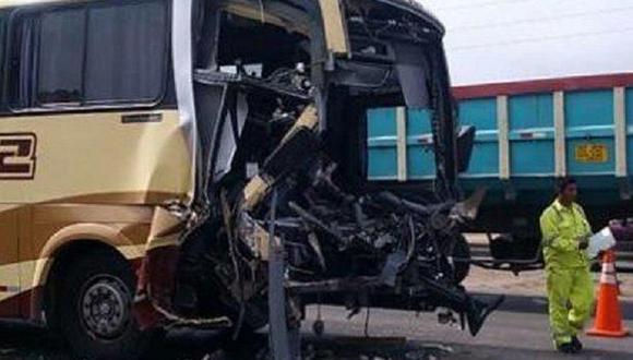 Pisco: Dos muertos tras choque entre bus y camioneta