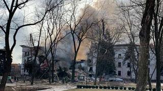 Rusia bombardea y destruye teatro de ciudad de Mariúpol donde se refugiaban civiles