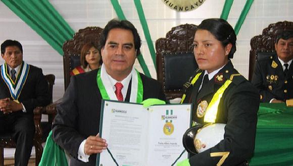 ​Huancayo: Premian a Thalía, la "policía de acero" de viral en Facebook [VIDEO]