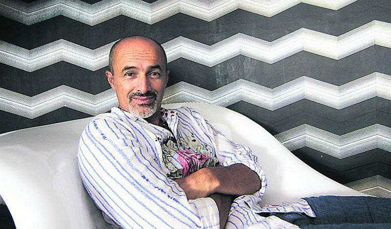 Carlos Alcántara es víctima de burlas por, ¿obsceno gesto? [VIDEO]