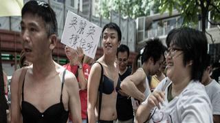 Protestan en sostenes por condena a mujer que usó sus "senos como arma" [FOTOS]