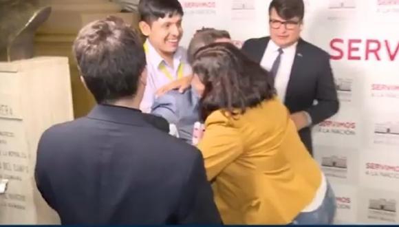 Isabel Cortez abraza a reporteros