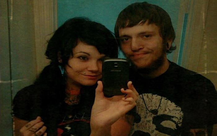 Instagram: Mata a su ex suegro y lo confiesa tomándose un selfie con el cadáver