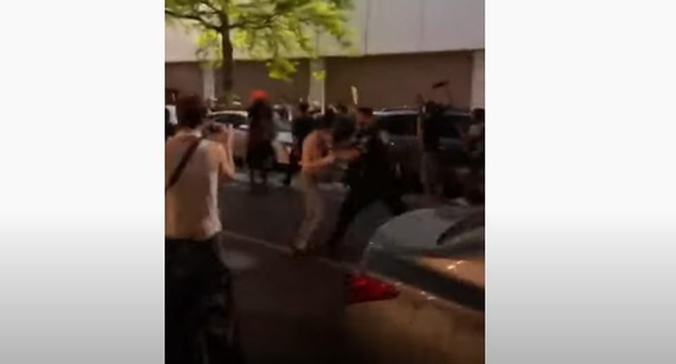 En esta foto del 29 de mayo de 2020 tomada de un video, el oficial de policía de Nueva York Vincent D'Andraia, a la derecha, empuja al manifestante Dounya Zayer en Brooklyn. (Captura de video / YouTube).