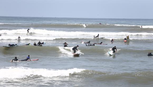 Municipalidad de Miraflores no ha otorgado ninguna autorización para que academias brinden clases de surf en las playas de su litoral. Foto: GEC