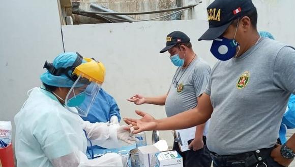 Policías de las comisarías de Ayacucho y Bellasvista, en Trujillo, pasaron la prueba rápida de coronavirus. (Foto: PNP)