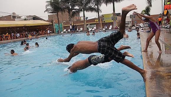 Adicción de los padres al smartphone aumentaría el ahogo de niños en piscinas, según socorristas