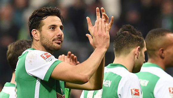 Hinchas felicitan a Pizarro por ser mayor goleador de la historia del Werder Bremen 