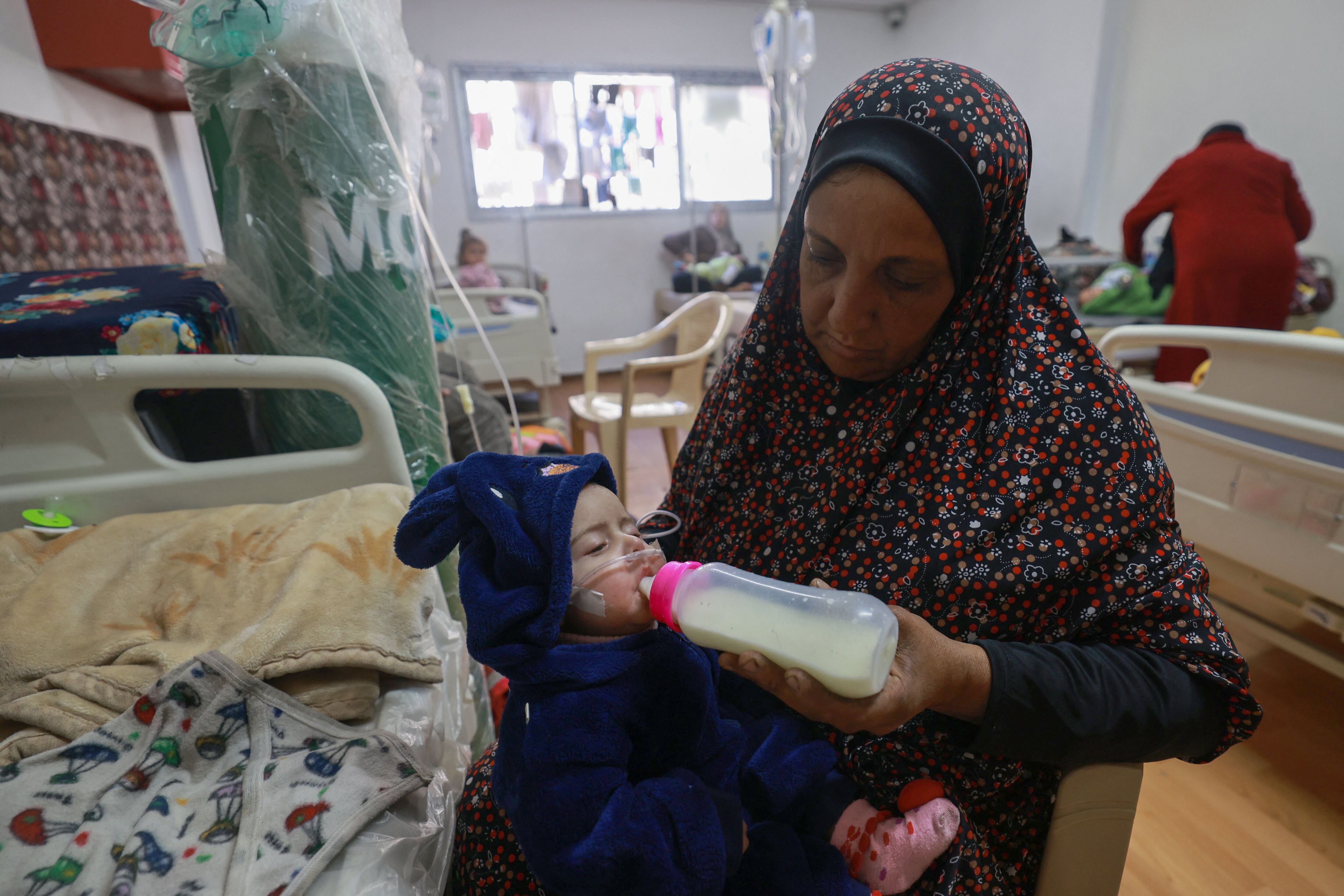Los niños palestinos que sufren desnutrición reciben tratamiento en un centro de salud en Rafah, en el sur de la Franja de Gaza. (Foto de MOHAMMED ABED / AFP)