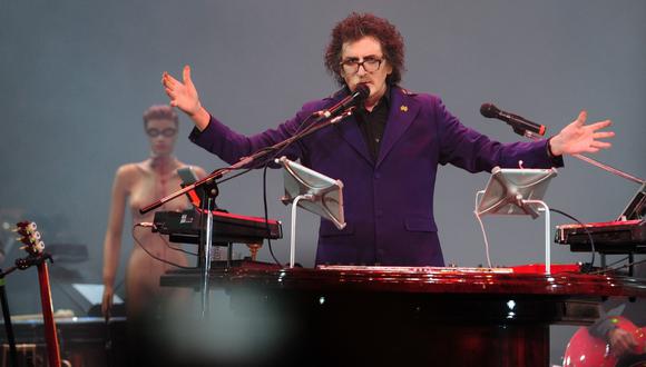 Argentine musician Charly Garcia performs on stage at the Colon theater during his Lineas Paralelas, Artificio Imposible (Parallel Lines, Impossible Device) show in Buenos Aires on September 30, 2013. AFP PHOTO / DANIEL GARCIA (Photo by DANIEL GARCIA / AFP)