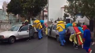 Su auto no arrancaba y lo ayudaron un Minion, un Hombre Araña y varios payasos 