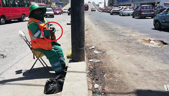 Con correa en mano, trabajadora de limpieza evite que arrojen basura en las calles 