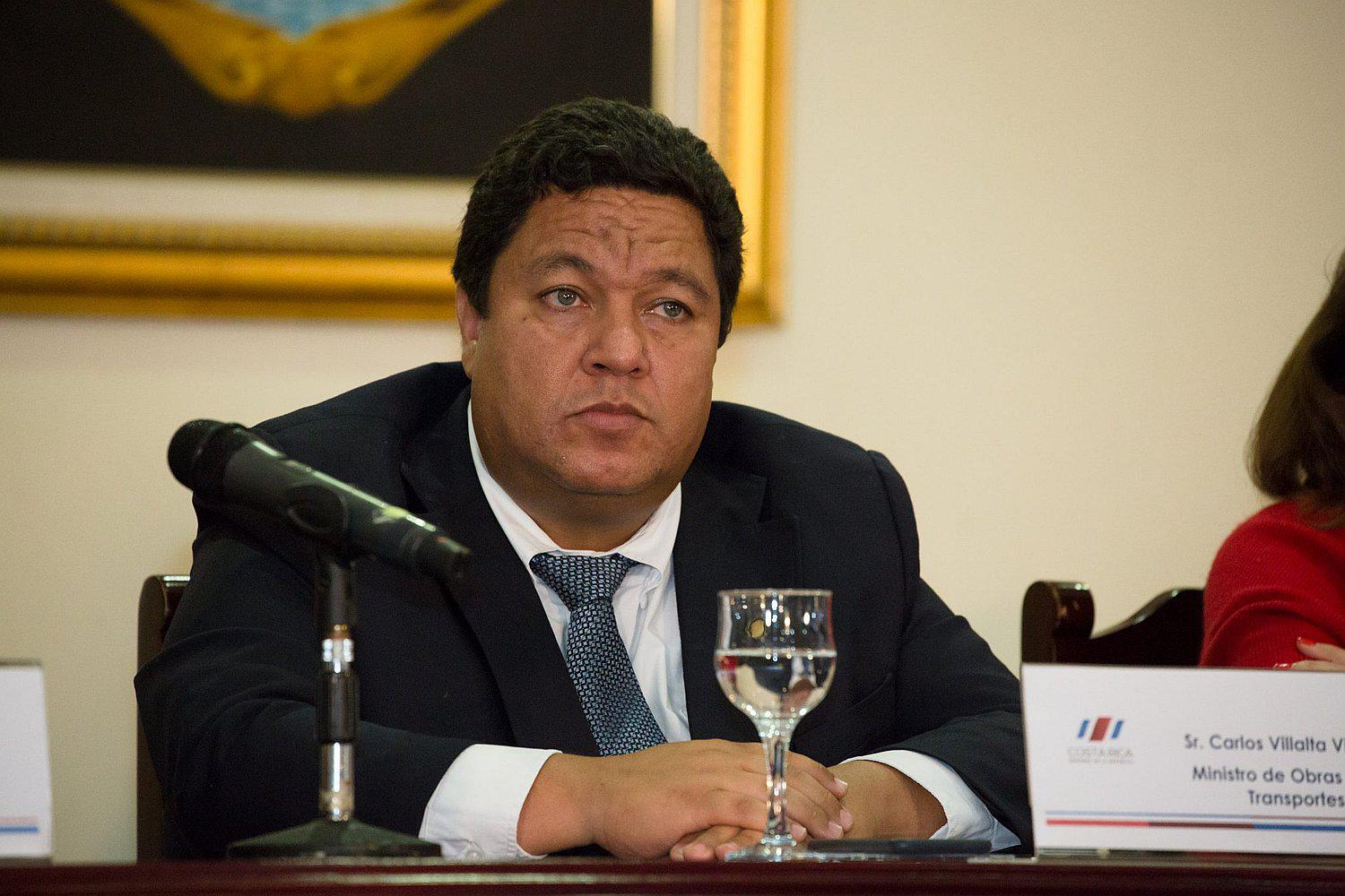 Renuncia ministro al descubrirse que agredió a golpes a su esposa