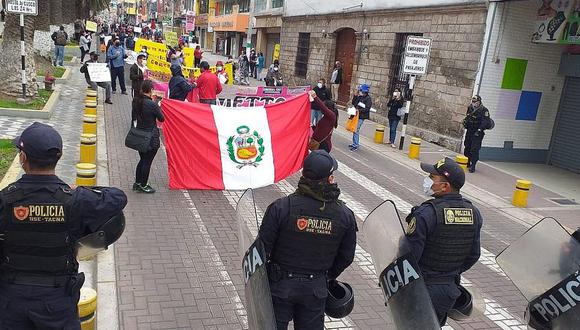 Tacna. Trabajadores de galerías y de tiendas de diferentes rubros protestaron para exigir que les permitan retomar sus labores. (GEC)
